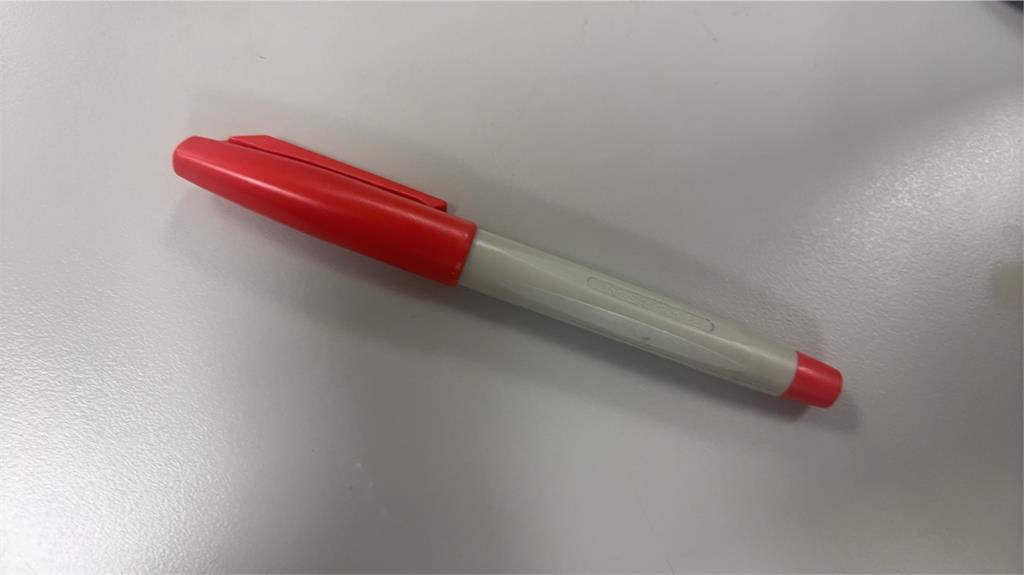 老師高鐵改作業「紅筆刷刷刷」被嫌吵!一票人秒懂「不是音量」:起雞皮疙瘩