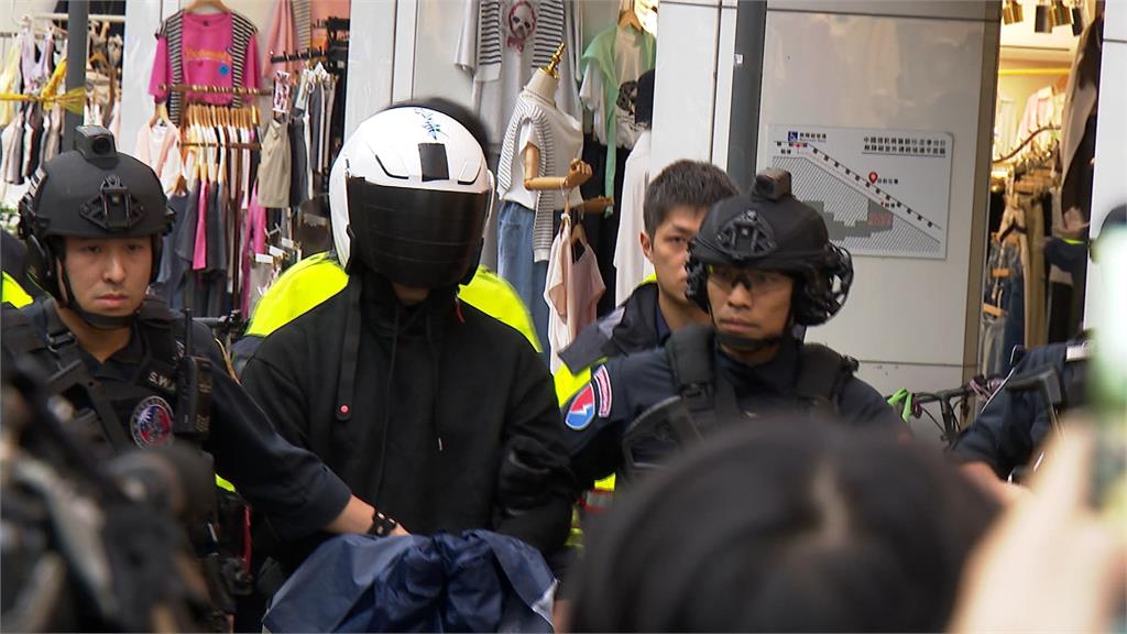 行搶銀行前畫面曝光！　嫌犯「全身包緊緊」蒙面犯案