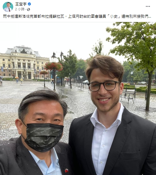 快新聞/斯洛伐克帥議員開心曬合照 歡迎台灣立委「重逢」