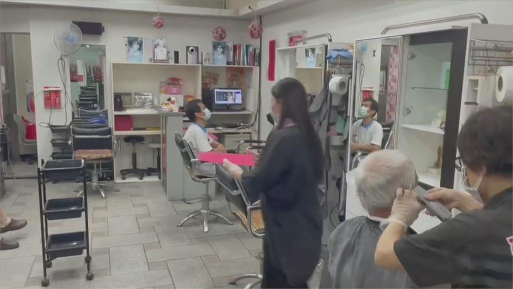 龍山寺地下街今復業　客人上門「塞滿」理髮店