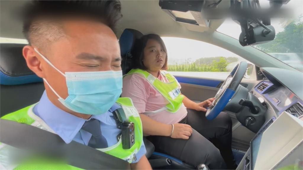 棉花糖妹卡駕駛座動彈不得!考官貼心舉動反被怪 網笑:太難了