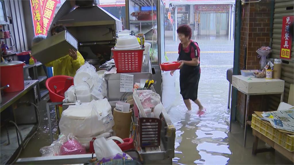 快新聞／凱米暴雨狂炸高雄！岡山「水淹小腿肚」　居民：風雨乒乓叫都沒停