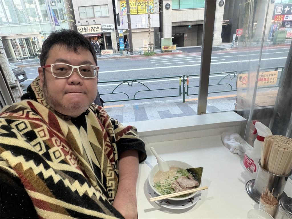 四叉貓發文「館長快閃蛋捲店」歇業　店面全清空…網友嘲：要到中國開新店？