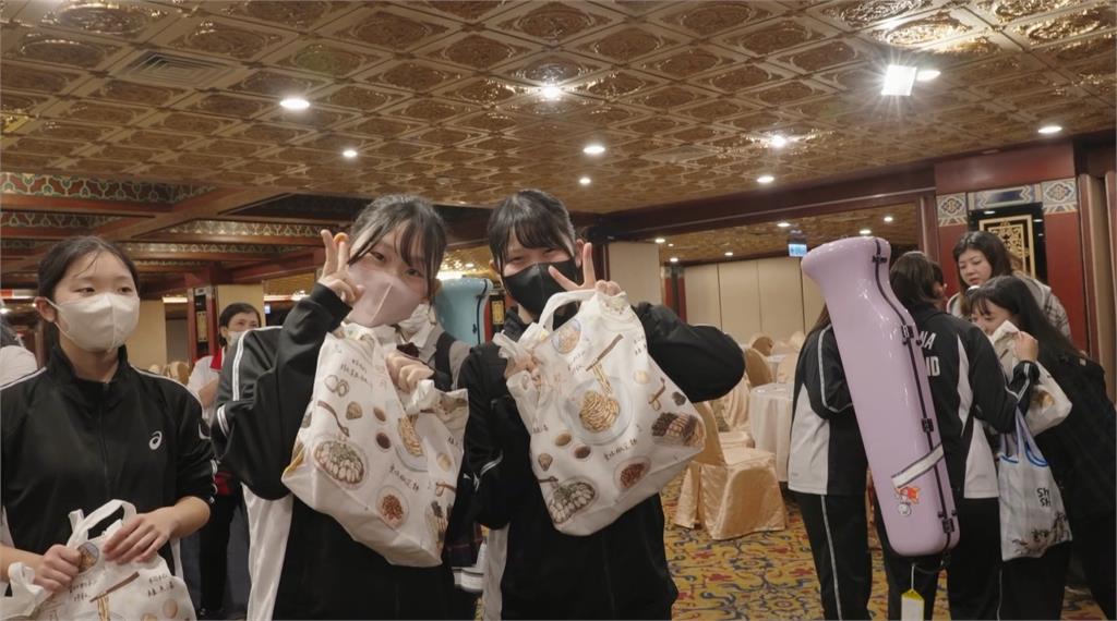 橘色惡魔X翡翠騎士表演結束後！蕭美琴送滷肉飯、３款湯品打氣