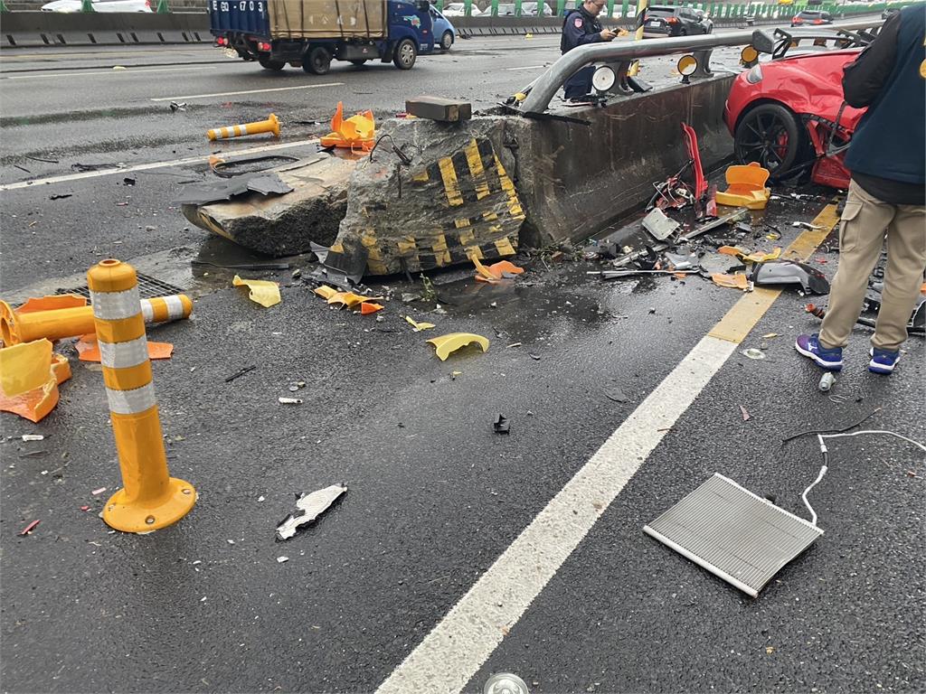 快新聞／最新！國1泰山轉接道保時捷自撞　車頭全毀、駕駛噴飛車外