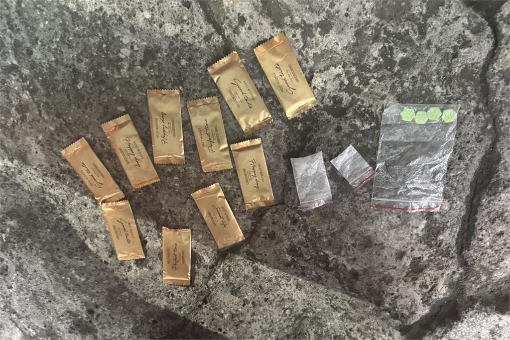 快新聞/心虛露餡!新莊警分局深夜盤查形跡可疑騎士 當場查獲多款毒品