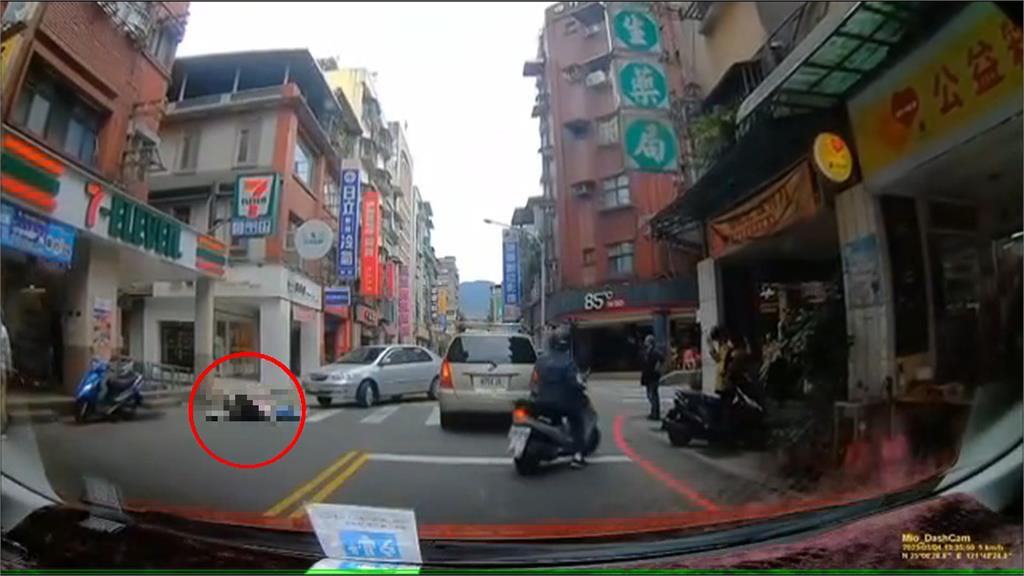 馬入如虎口!阿公阿嬤走斑馬線竟遭撞 腳踏車騎中央還緊貼遊覽車