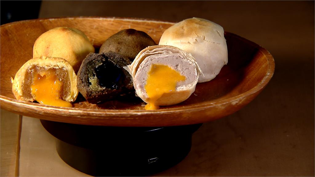 過年伴手禮！　糕餅老店二代改良鳳凰酥　鹹蛋黃內餡「會流心」