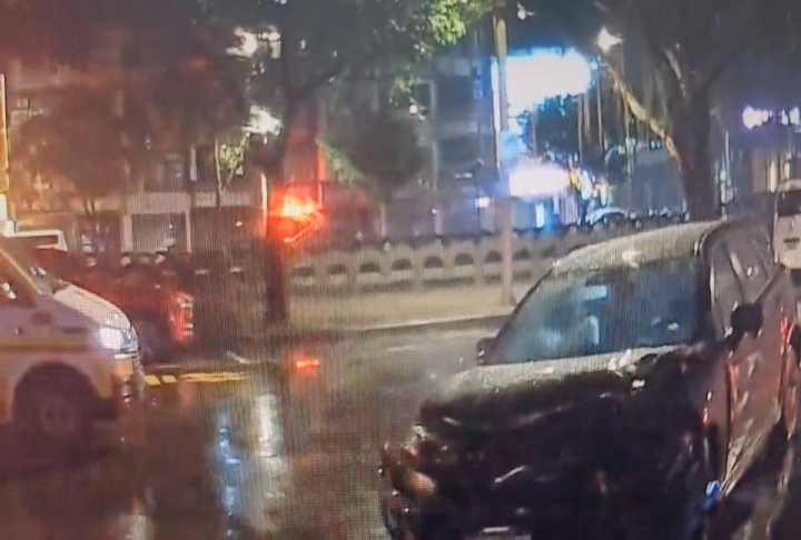 疑雨天+車速過快失控打滑　轎車連撞路旁3輛偵防車