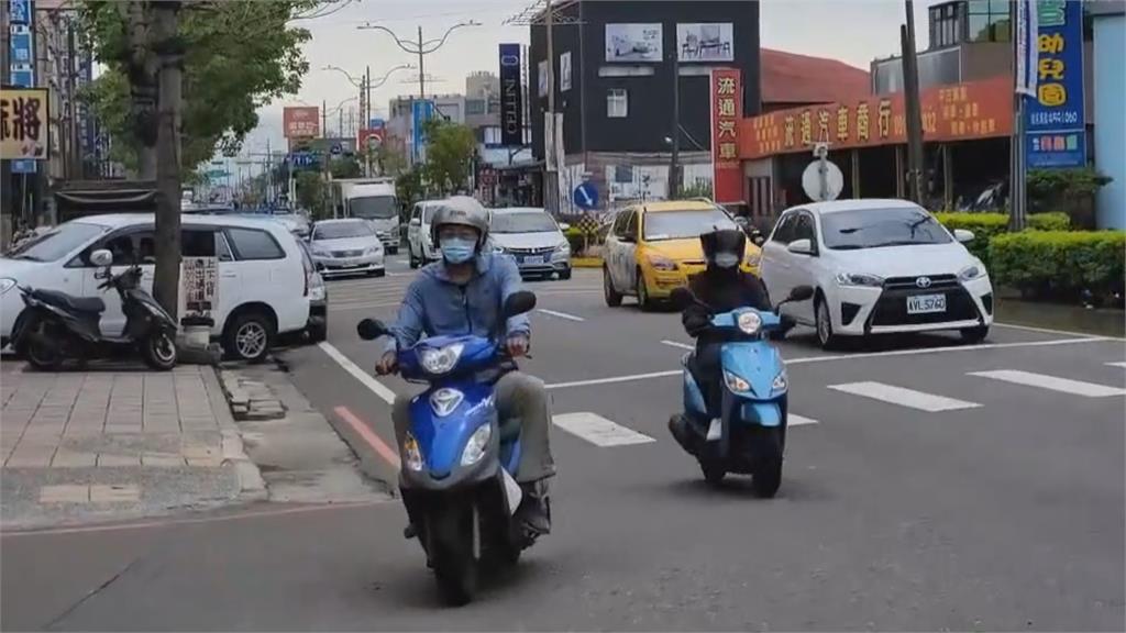 駕駛失控撞路邊車 又衝人行道撞進店家