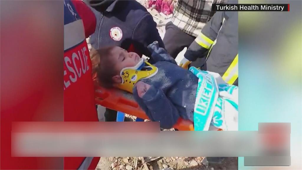 生命奇蹟！女童受困183小時獲救　醫護人員振奮露笑容