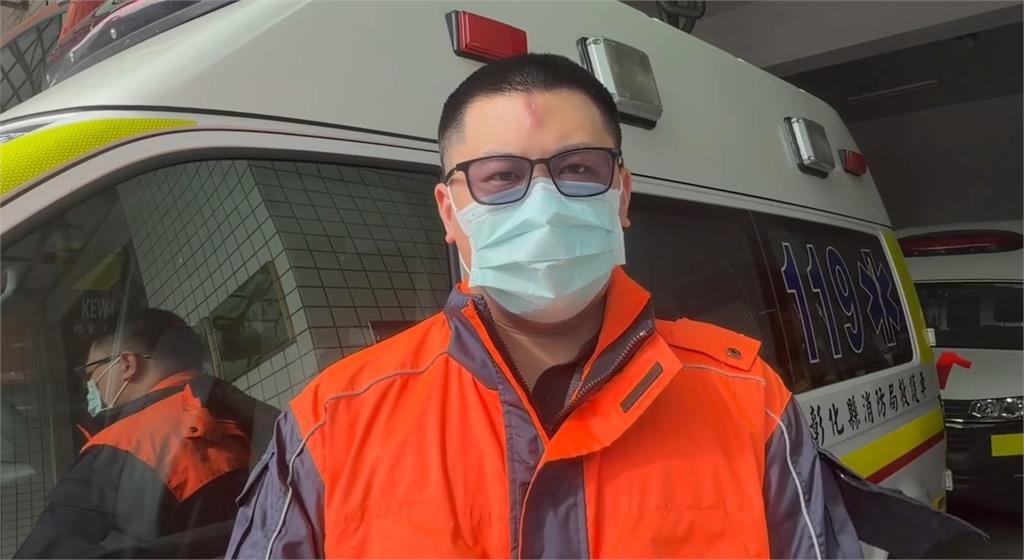 奪命瞬間!機車騎士不慎自摔 慘遭大貨車輾斃