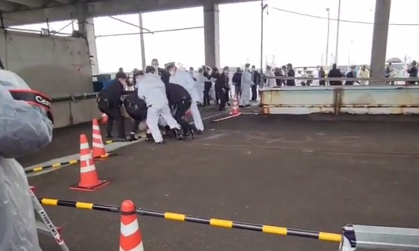 快新聞/畫面曝光!岸田文雄演說現場爆炸巨響民眾嚇壞逃竄 嫌犯遭壓制還試圖掙脫