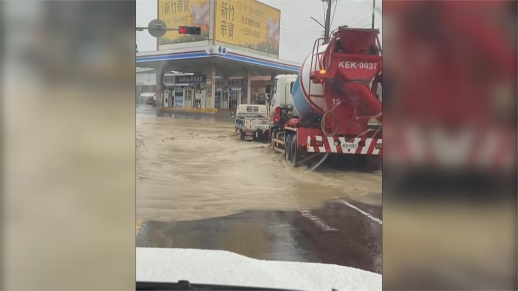 豪雨急又猛! 新美河廣場出現小瀑布 新興高中變水樂園