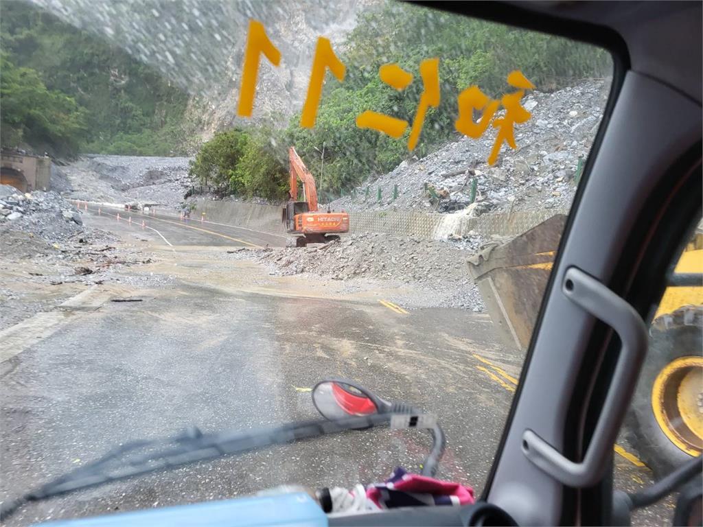 山陀兒雨彈狂炸！　　匯德隧道出口「土石狂瀉　8車14人」一度受困