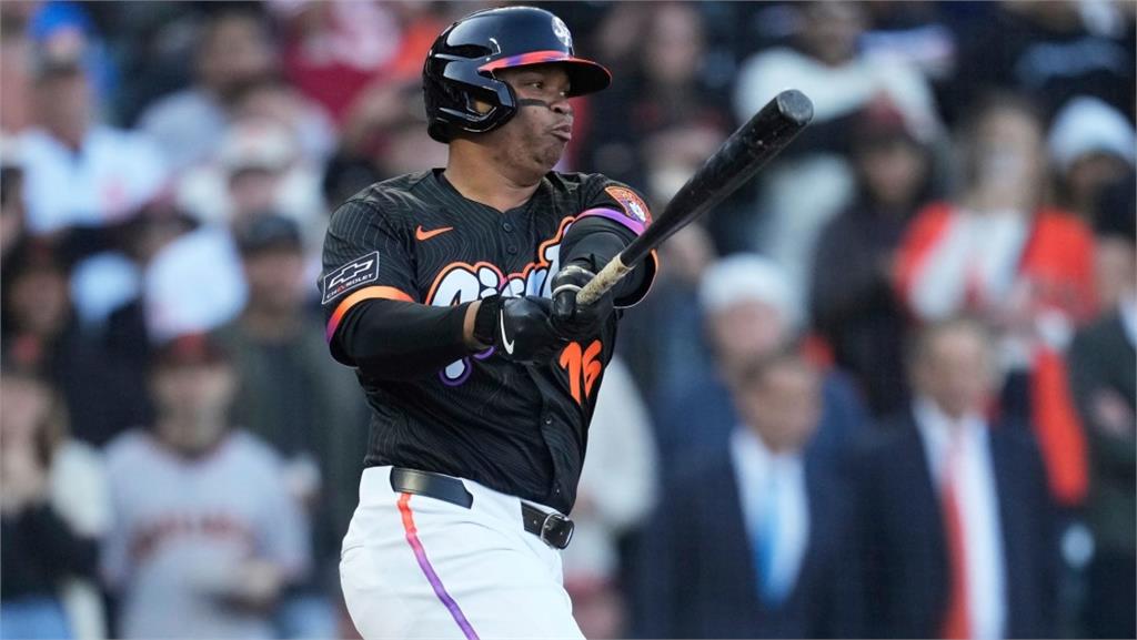 MLB(影)/重砲迪佛斯轉戰巨人初登場!4打數2安打展現融入新球隊決心