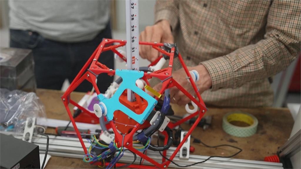 探索火星找生命蹤跡! 機械蜘蛛沙漠測試中