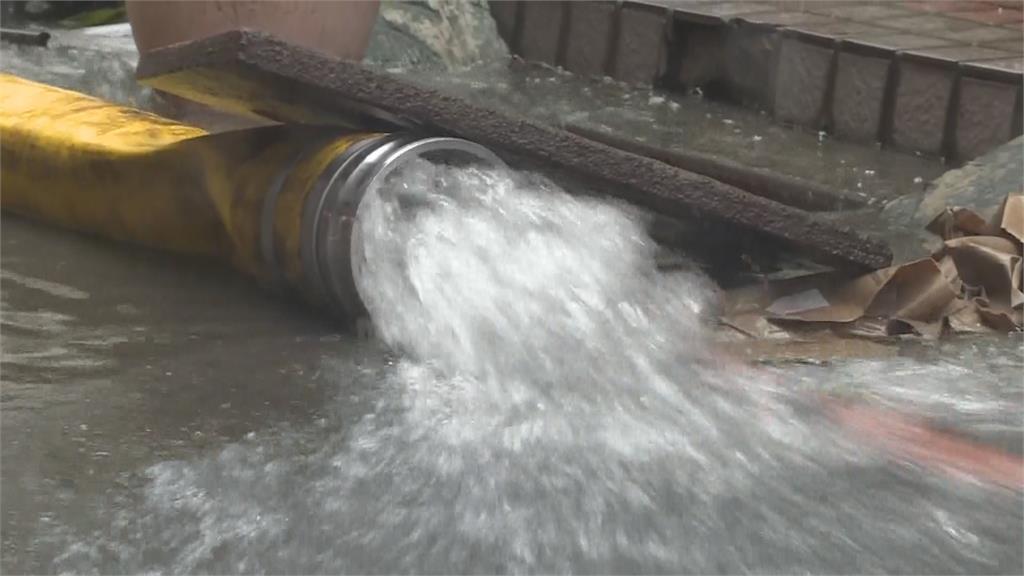 凱米颱風挾豪大雨多地淹水 高雄大樓地下三樓停車場全泡水中