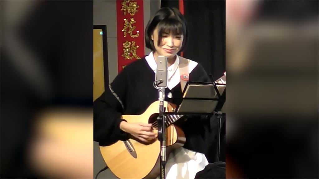 分手後靈感爆發!才女創作歌曲自彈自唱 「超濃台味」網笑:藝名可叫伍仟