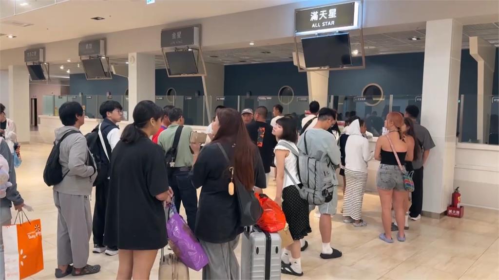 227人受困海上！滿天星客輪慘擱淺　延誤2小時驚險靠港