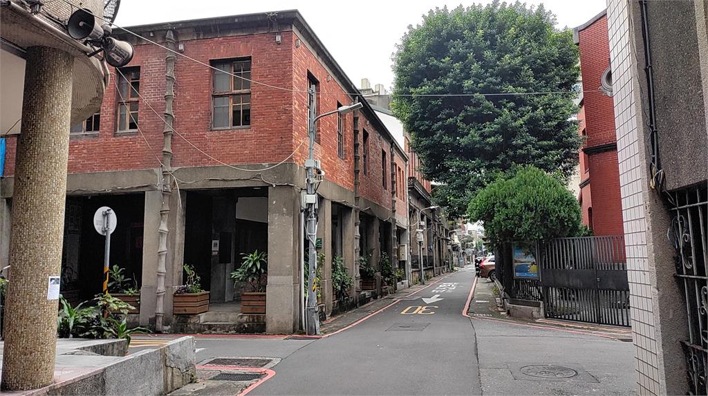 台灣趴趴走/台北最早的洋樓街?大稻埕千秋街店屋