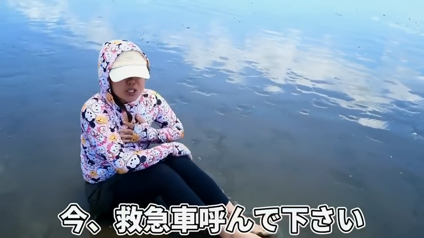 日本海灘偷挖海產遭抓包！中國大媽竟上演碰瓷　倒地狂喊：叫救護車