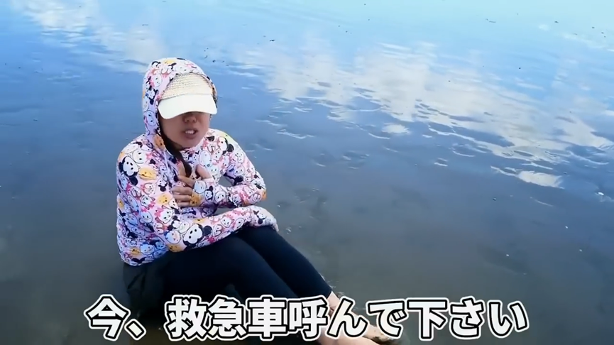 日本海灘偷挖海產遭抓包!中國大媽竟上演碰瓷 倒地狂喊:叫救護車