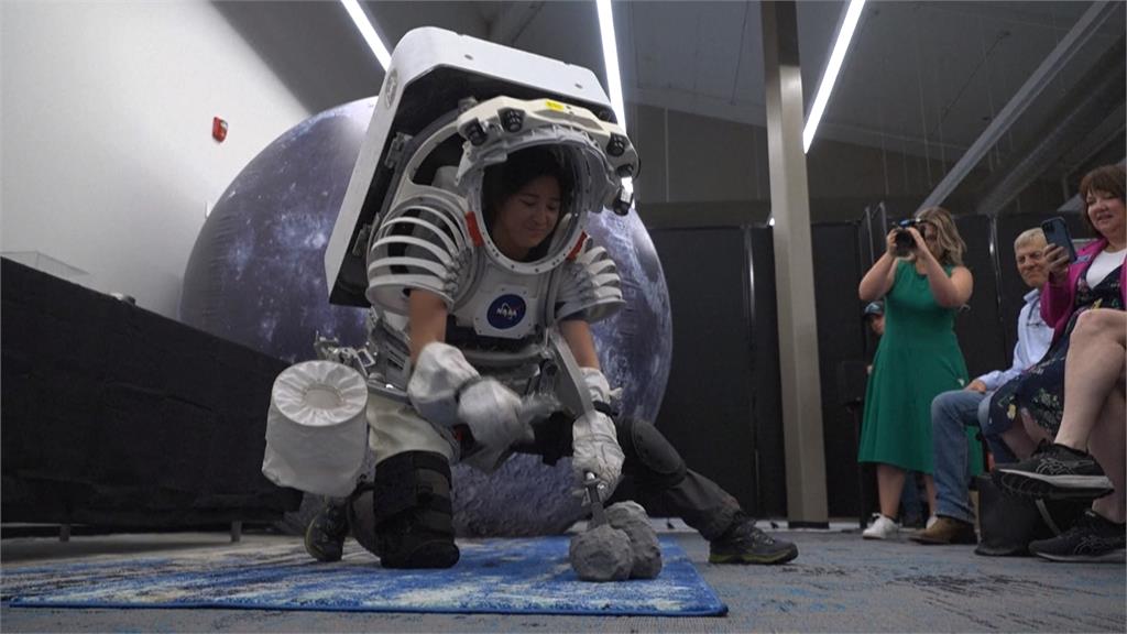 2026年9月重返月球計畫　NASA展出下一代太空衣版本