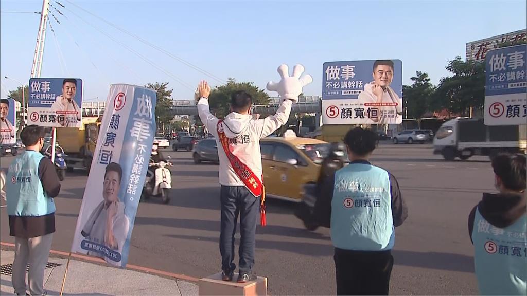 顏寬恒路口拜票 米奇手套卻比「四號」