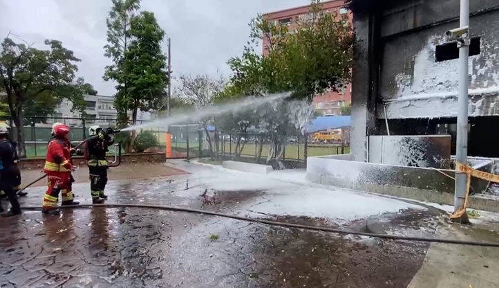 苗栗頭份泳池改建工程! 工人切割作業噴火花、鍋爐油槽突竄火