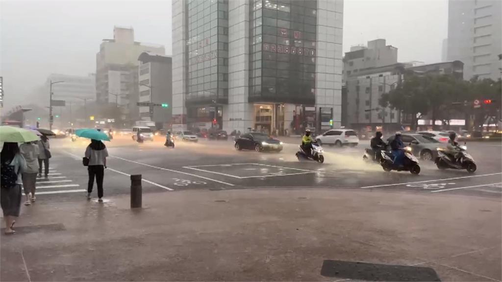 瞬間大雨!台南南區灣裡省躬一街水淹腳踝 積水來不及排出「馬路一度變小河」