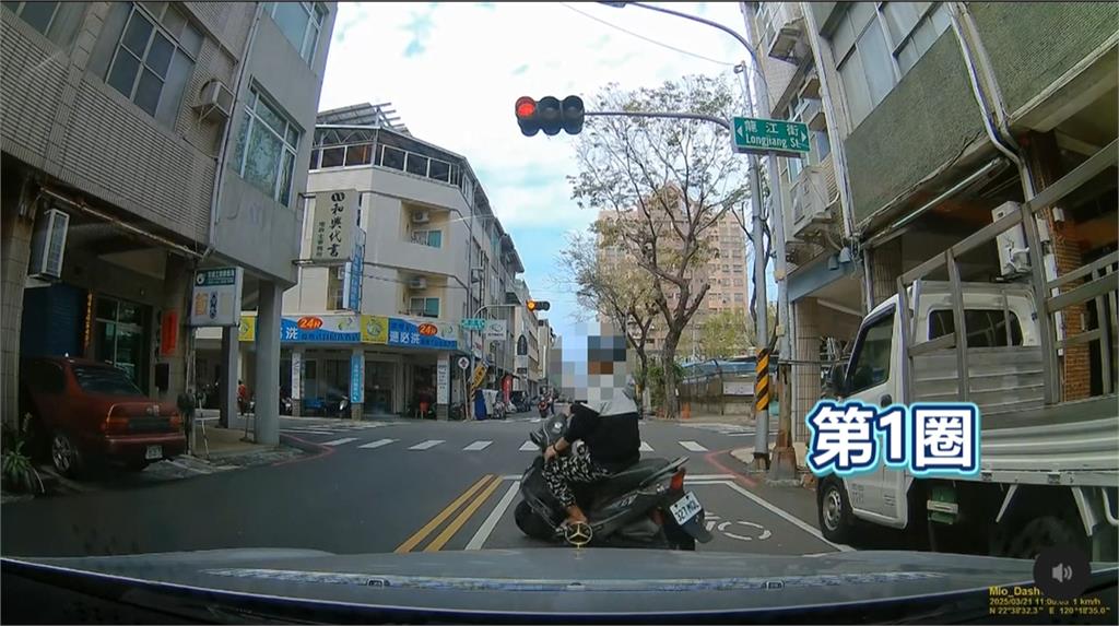 高雄騎士疑似不滿被超車 奇葩「繞車逼車」下場慘了
