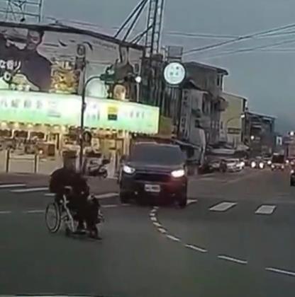 南投埔里阿伯輪椅當機車騎 單腳滑「倒退嚕」過馬路