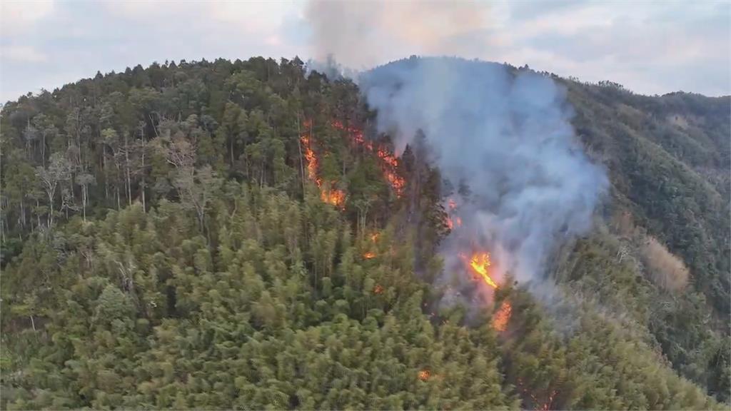 空拍畫面曝！　雲林古坑山林大火　直升機空中灑水防堵火勢