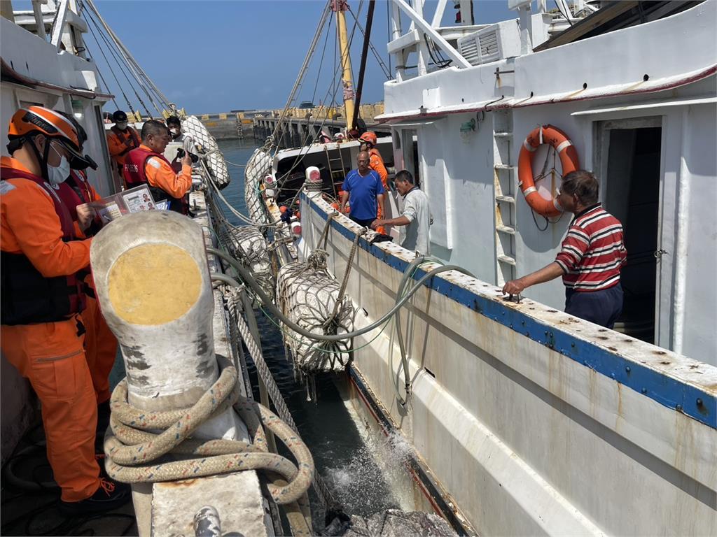 雲林外海漁船船艙進水 2艘海巡艇馳援抽水解危