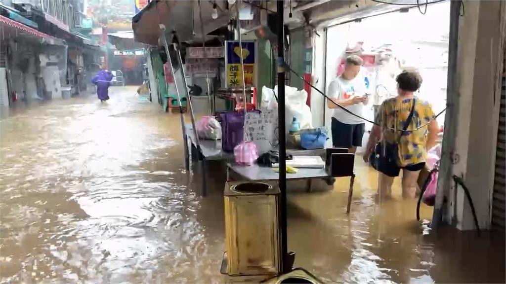 雨彈狂炸！　金山萬里淹水成災　陽金公路成「水路」多車拋錨