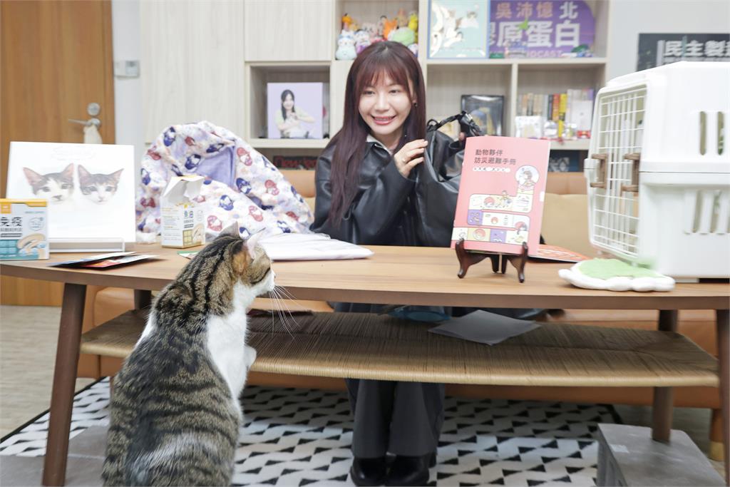 開箱動物避難包 吳沛憶分享萌貓畫面
