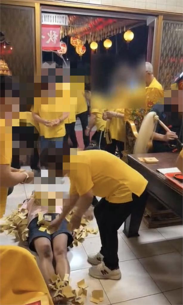 信徒全身鋪金紙「當場點火抬走」祭改驚悚畫面曝!網嚇:會先沒命