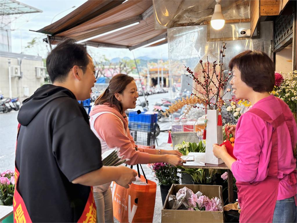 力拼初選 陳乃瑜力挺林子揚 陪同市場掃街