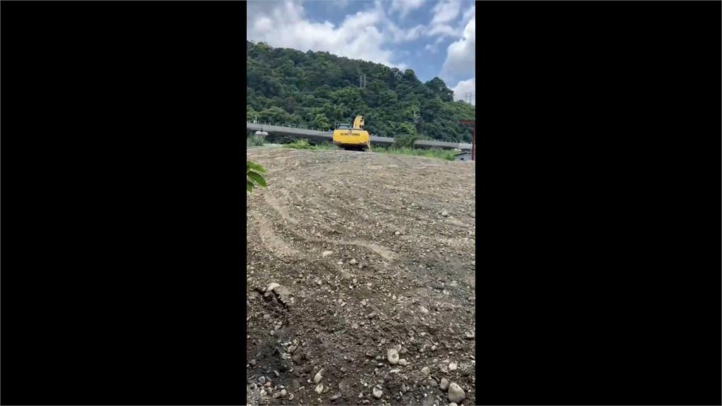 環保蟑螂！新北砂石場違法收營建土方　三峽河岸狂倒7000噸廢土
