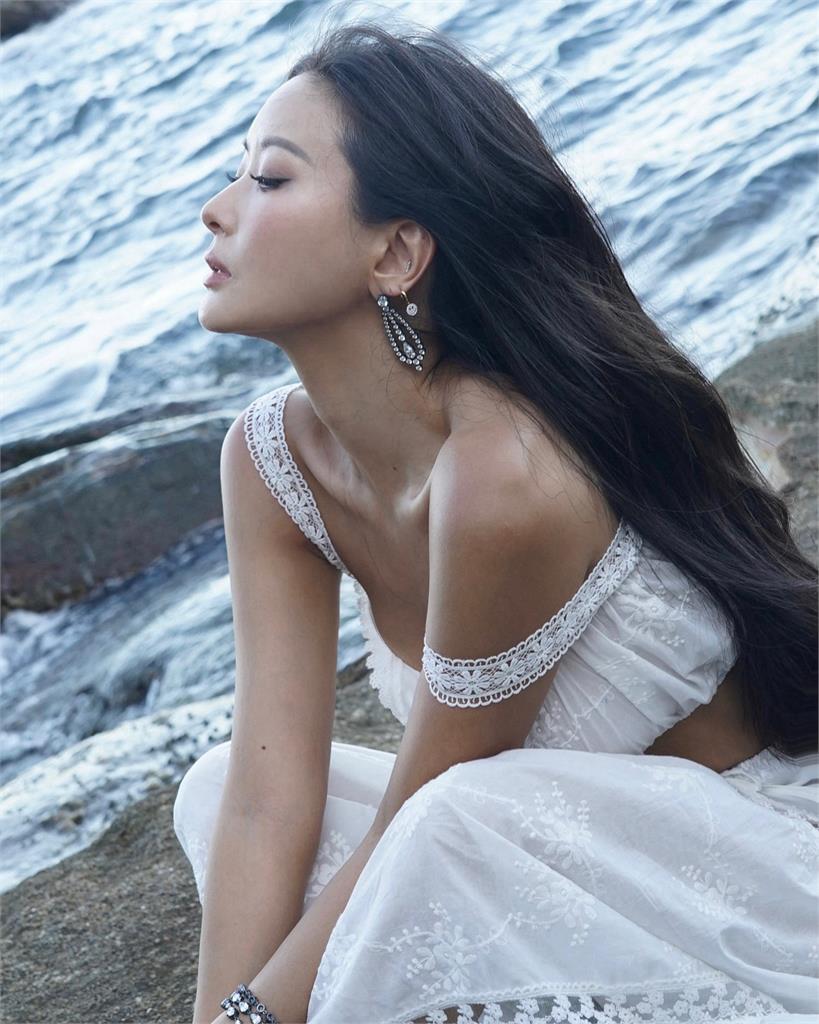 46歲孫芸芸到海邊「比基尼秒落地」!黝黑嫩肌嚇壞全網:會不會太挑逗