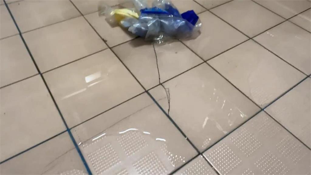 高雄大樹8戶排水孔反覆冒汙水 疑鄰居整修房屋致淹水慘況