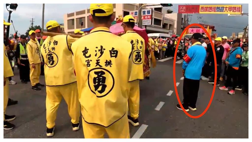 男「穿藍衣掛紅臂章」跟隨白沙屯媽祖逾30年！驚人身分曝　網譽：導航員