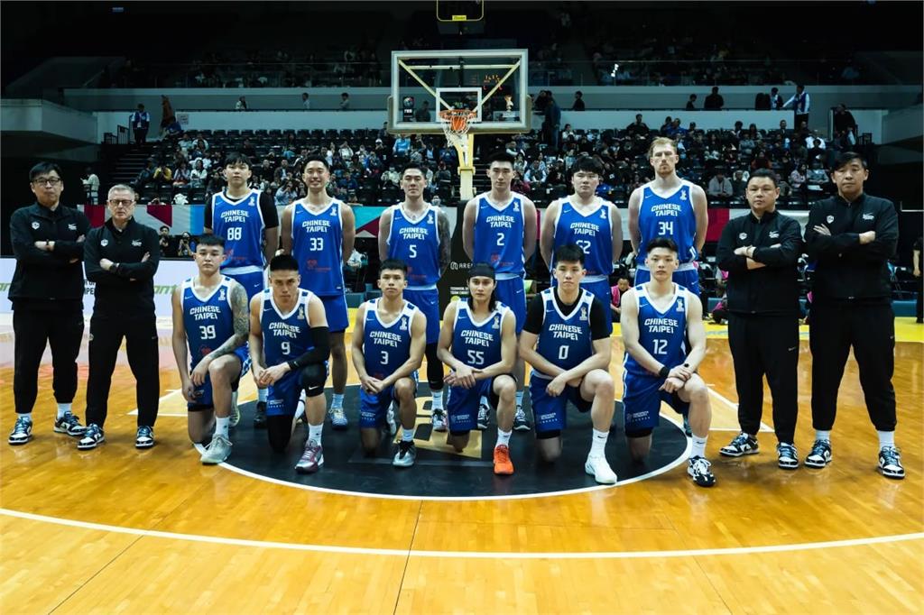 籃球／馬建豪腳踝驚悚翻折！防守被隊友踢腳遇「超恐怖扭傷」世界盃台韓大戰傷退