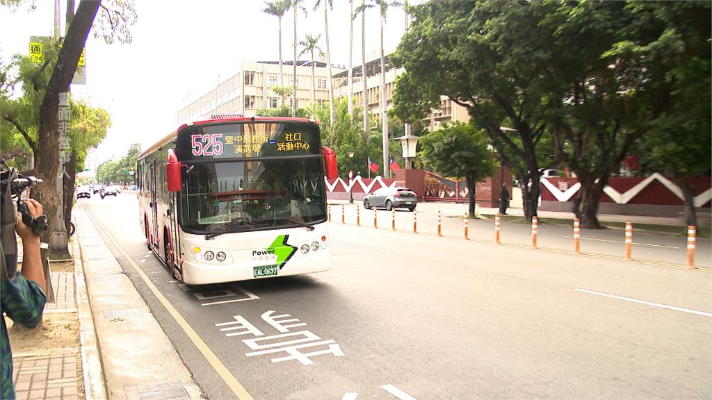 沒舉手不准上車！　公車司機只載1人嗆「市府沒教、我來教」