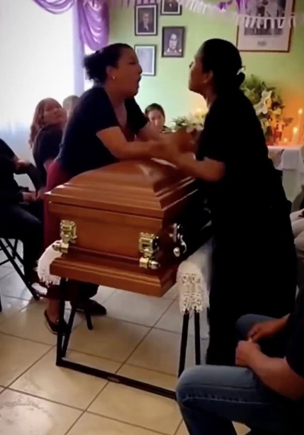 悲傷喪禮意外成「抓姦現場」！正宮、小三棺木旁「互撕髪」畫面曝
