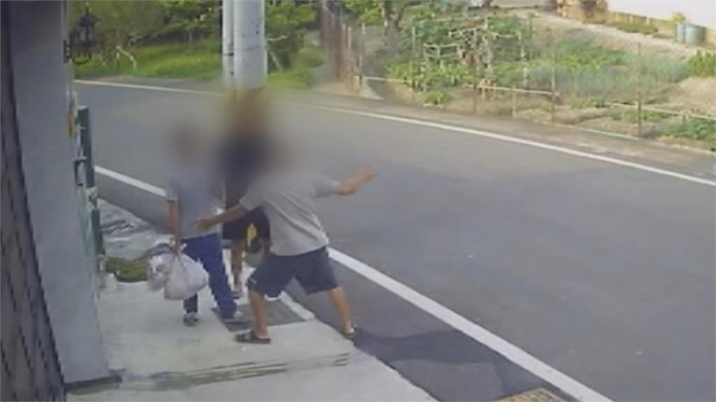 惡鄰居! 嫌持木棍猛砸鐵門 男屋主反抗腹部遭打