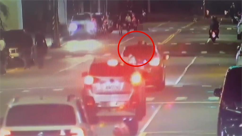 怎麼有人？汽車引擎蓋載人高速行駛　危險畫面曝光
