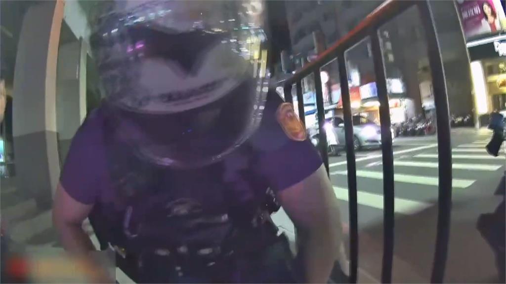 騎車等紅燈抽菸被警提醒　男子超激動反嗆遭現場壓制