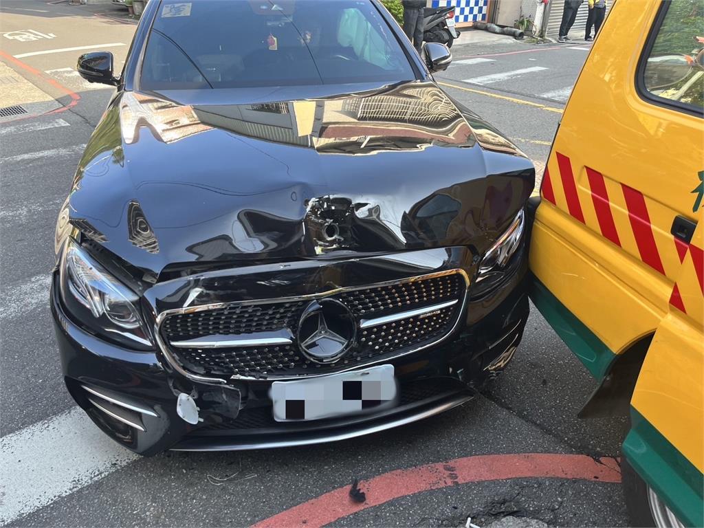 桃園十字路口沒紅綠燈 轎車對撞娃娃車釀孩童輕傷
